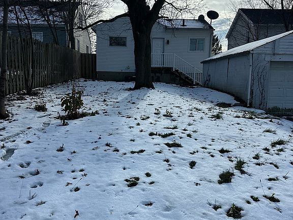4th image of 809 Lakewood Blvd