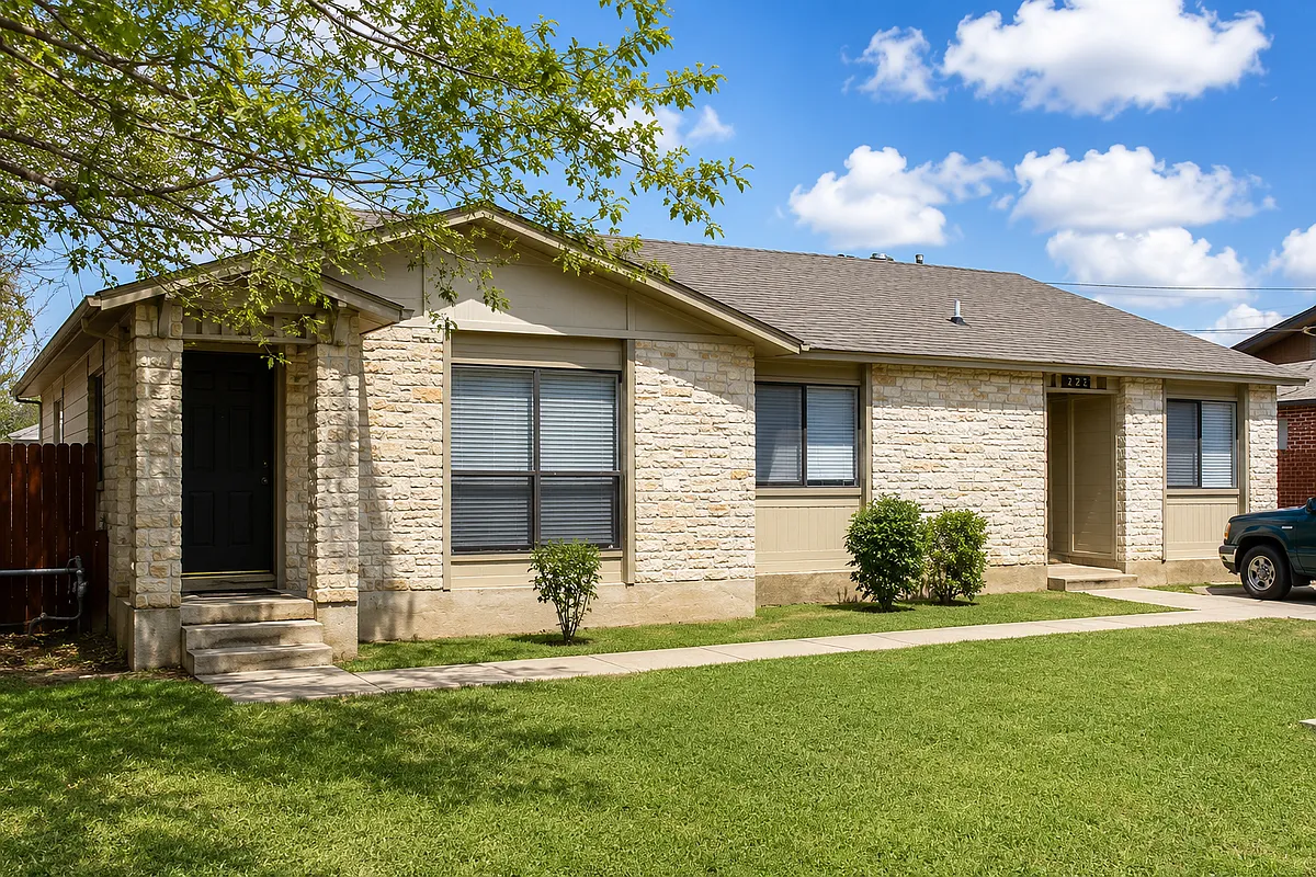 2 bed, 1.0 bath, 900 sqft, $1,299 — Photo 1