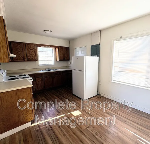 1933 Saint Charles Ct SW — Photo 3
