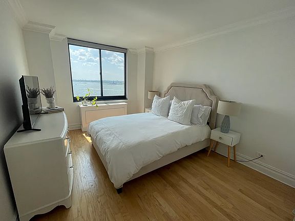 5th image of 377 Rector Pl APT 12L