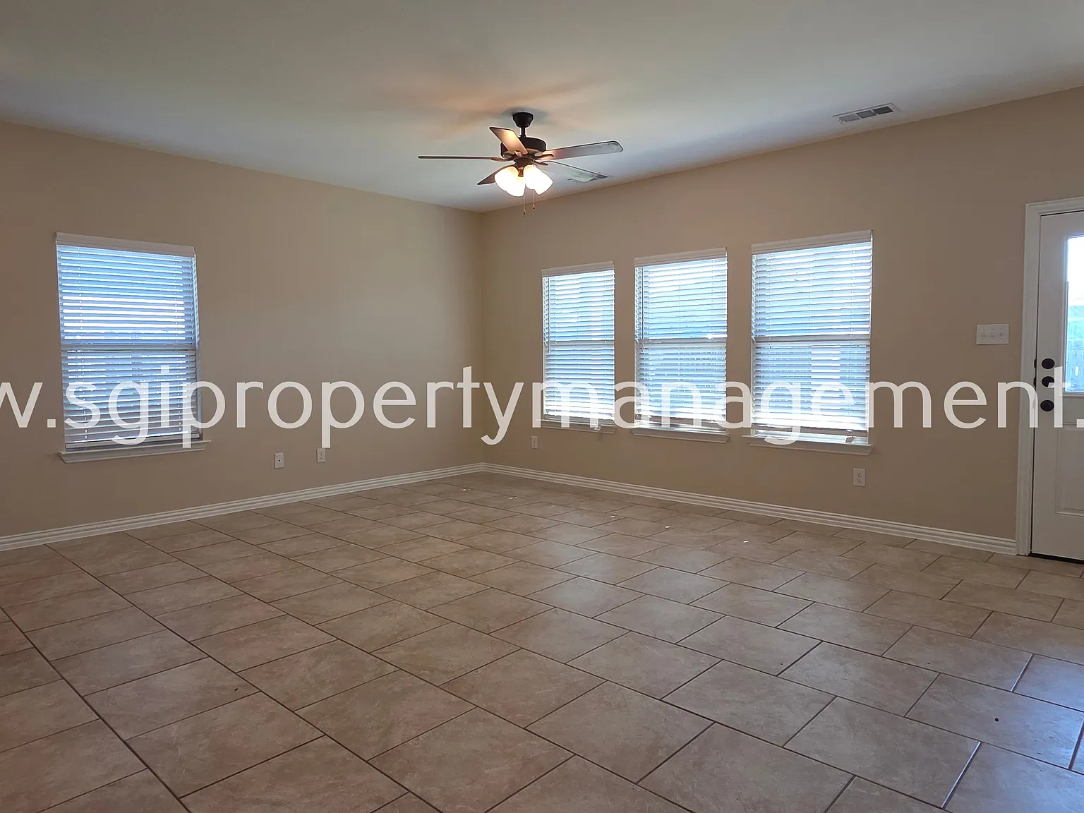 3 bedroom home in Greenville — Photo 4