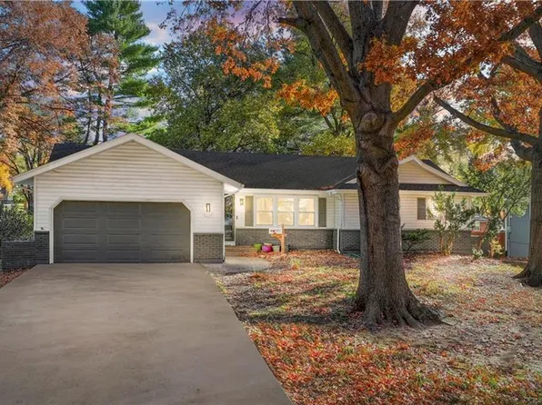9427 Hayes Dr, Overland Park, KS 66212