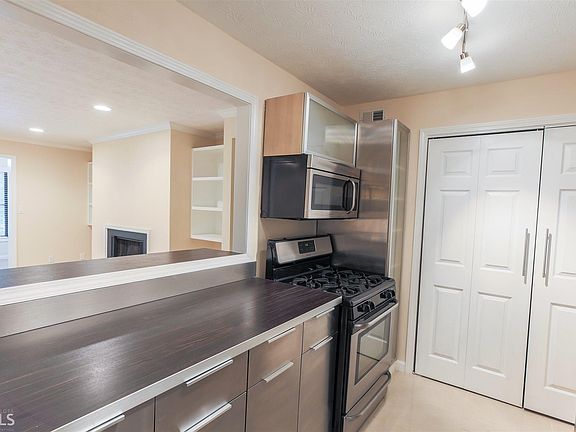 3rd image of 1002 Summit North Dr NE
