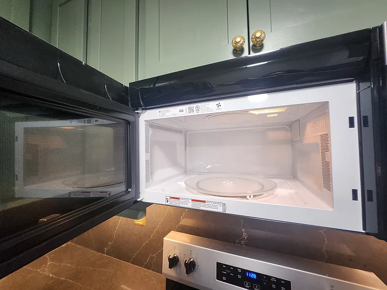 NEW MICROWAVR NEVER USED