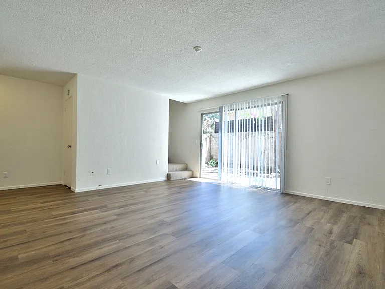 1708 Marshallfield Ln — Photo 2