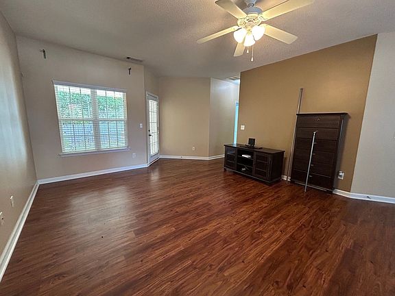 3rd image of 925 City Park Dr