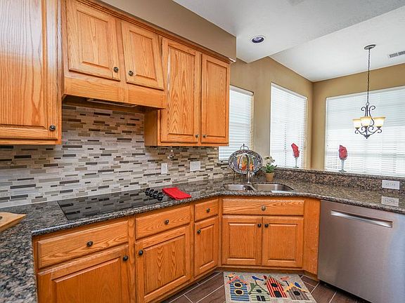 3rd image of 902 Emerald Glen Ct