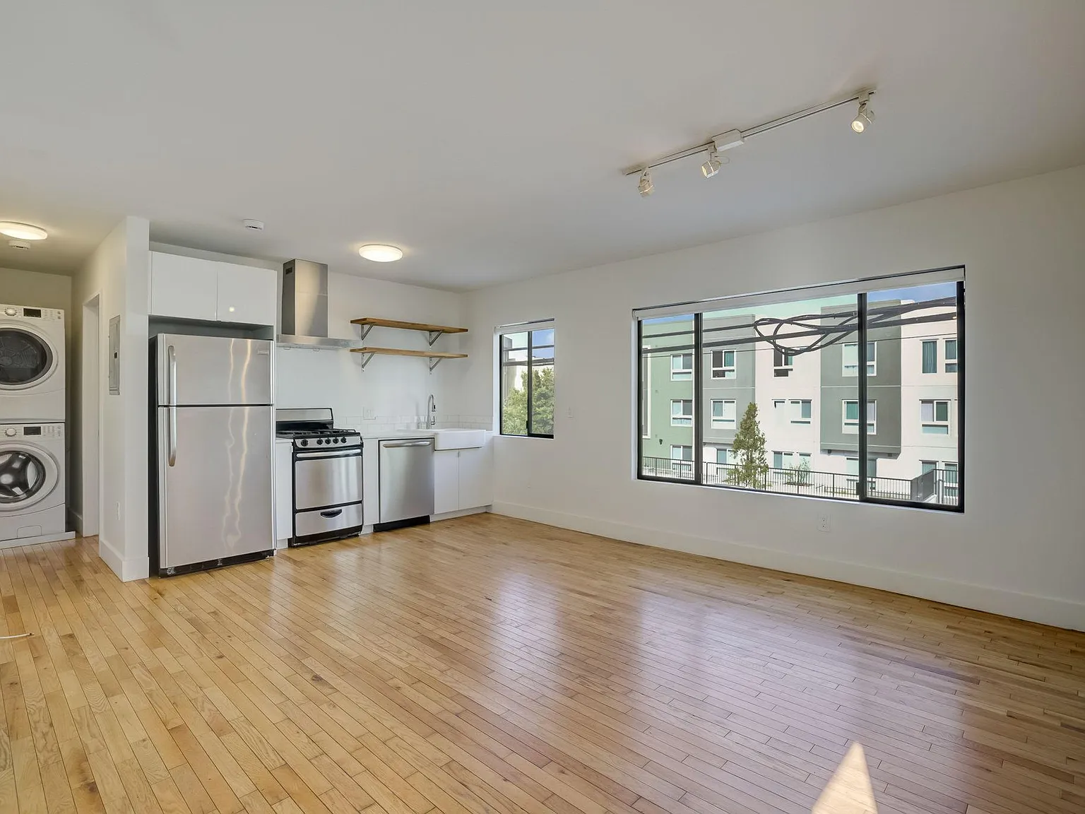 2 bed, 760 sqft, $2,250 — Photo 2