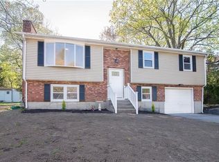 45 Sturbridge Dr, Warwick, RI 02886