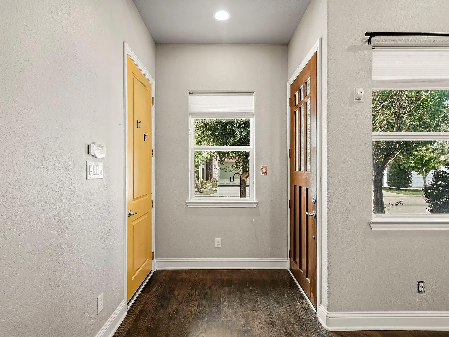 2 bed, 2.0 bath, 934 sqft, $2,000 — Photo 2