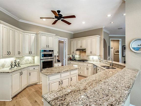 2nd image of 916 Parkwood Ct