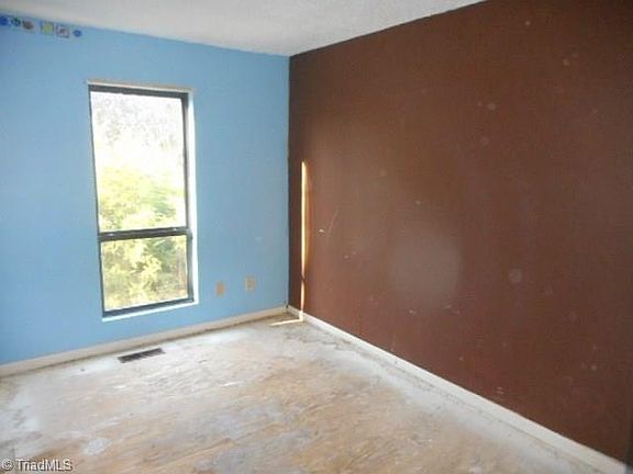 5th image of 307 B Village Ln