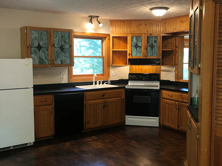 556 Timberlane Dr — Photo 3