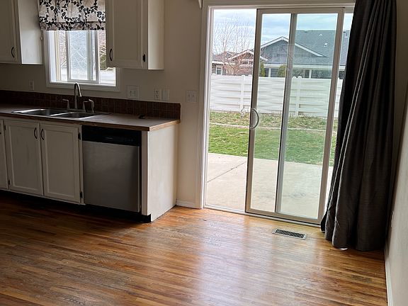 3rd image of 4719 Oxbow Ave