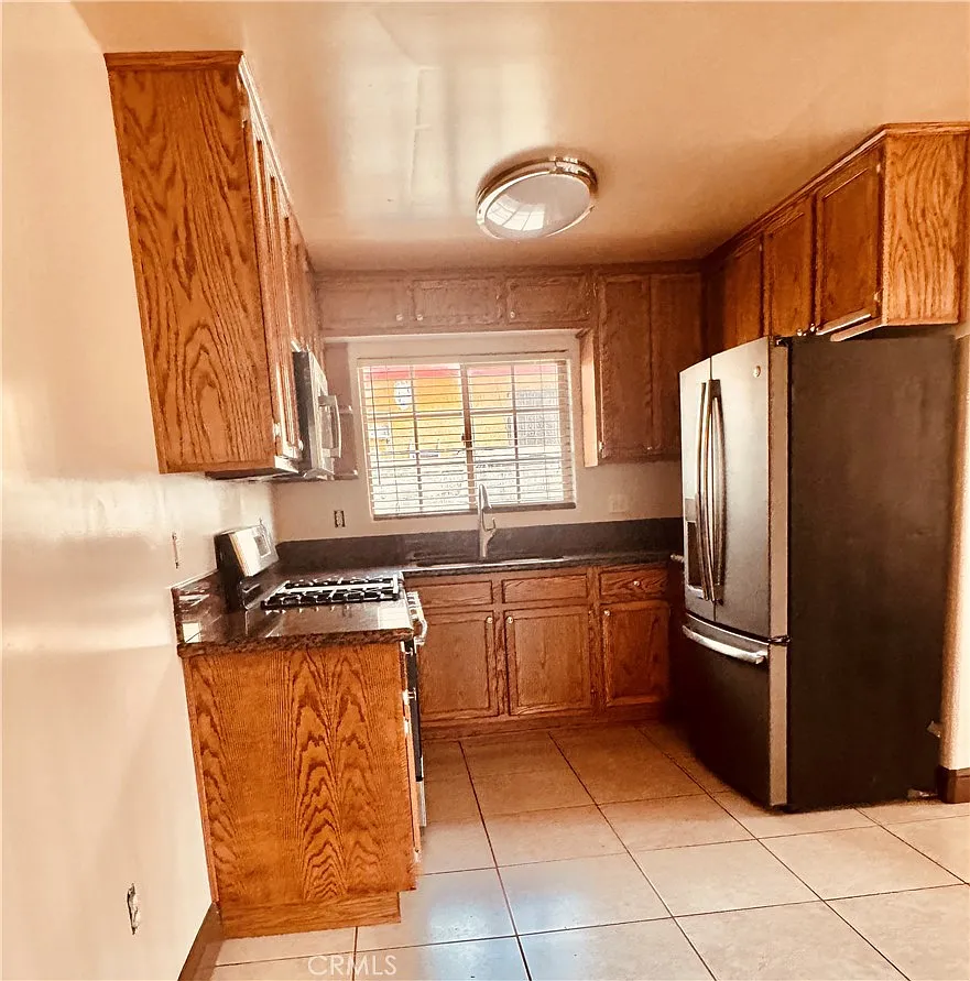 3 bed, 2.5 bath, 8784 sqft, $3,800 — Photo 4