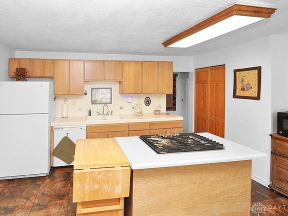 4th image of 416 E 5th St