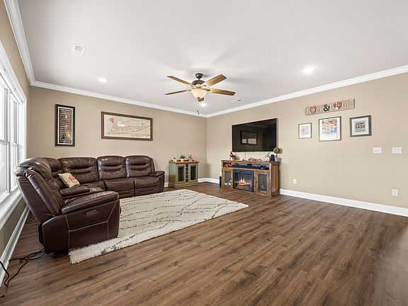 4th image of 2608 Etna Dr
