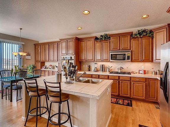Kitchen & Breakfast Area