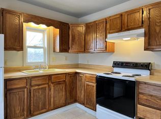 415 W 4th St APT B, Muscatine, IA 52761