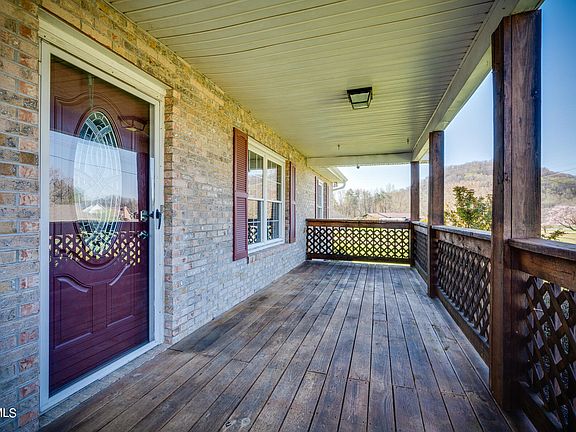 4th image of 105 W Lake Dr