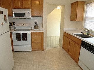 4th image of 3407 Hunter Ave