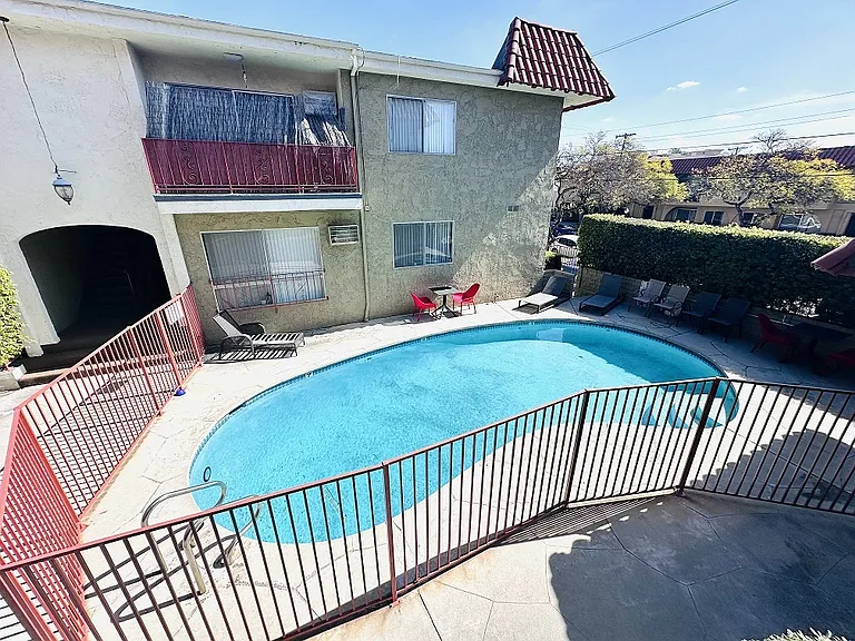 Lido Apartments - 10535 Rose Ave — Photo 32