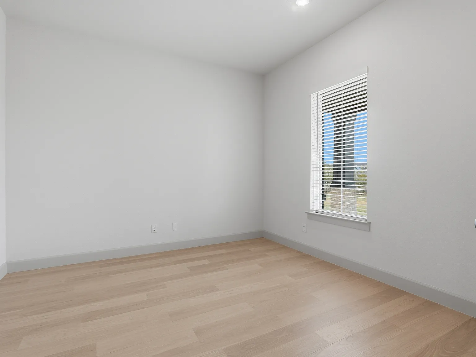 4 bed, 3027 sqft, $3,950 — Photo 2