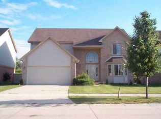 23814 Stacey Dr, Brownstown, MI 48183