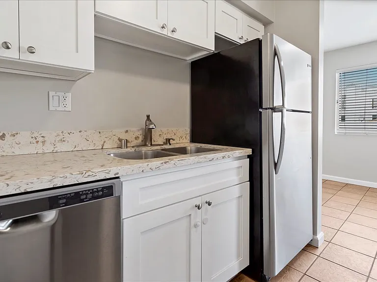 1537 S Shenandoah St #202 — Photo 12