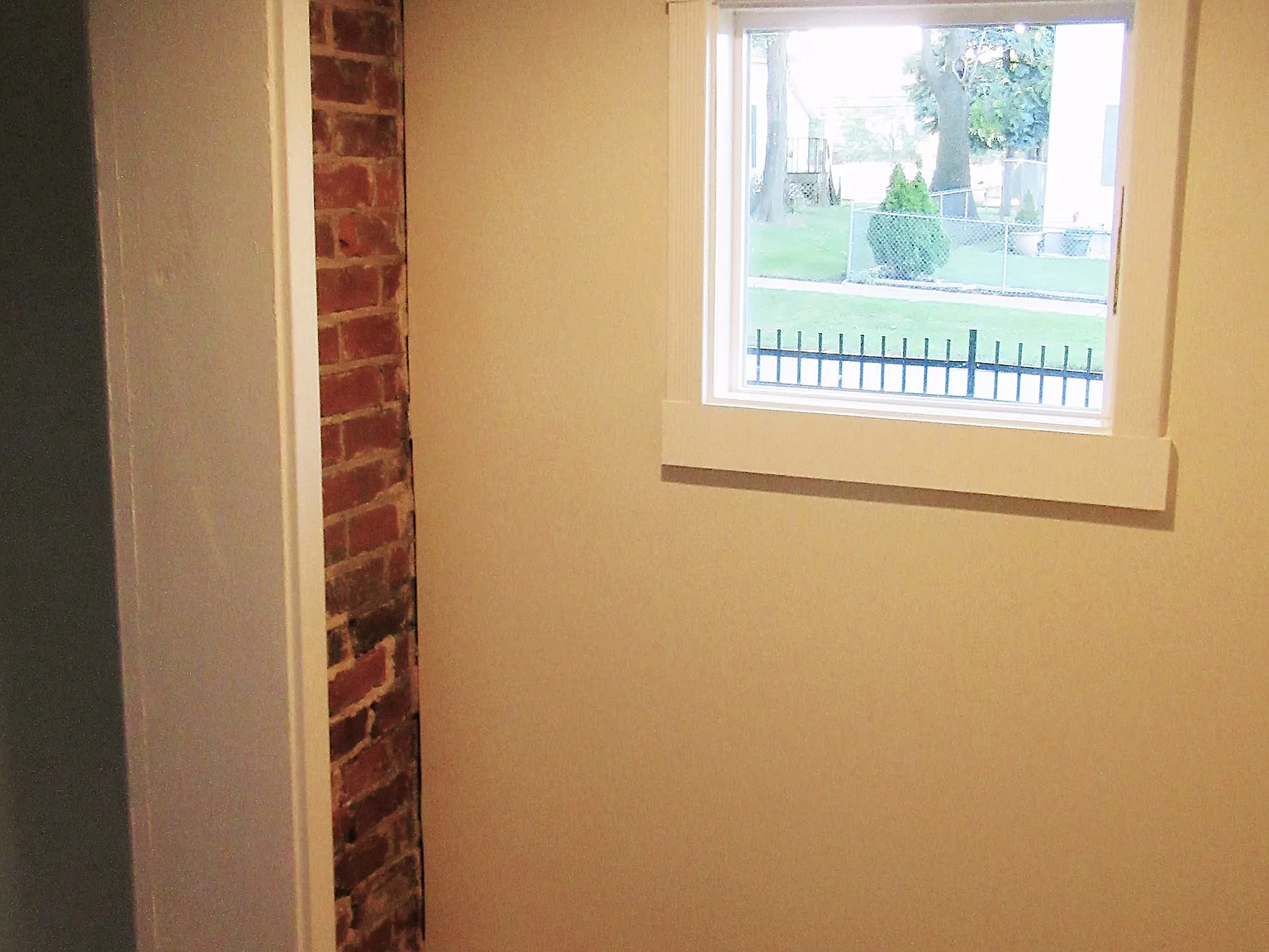3 bed, 1039 sqft, $1,683 — Photo 2