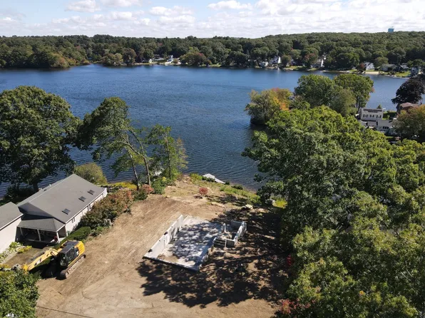 133 Lakeshore Dr, Blackstone, MA 01504
