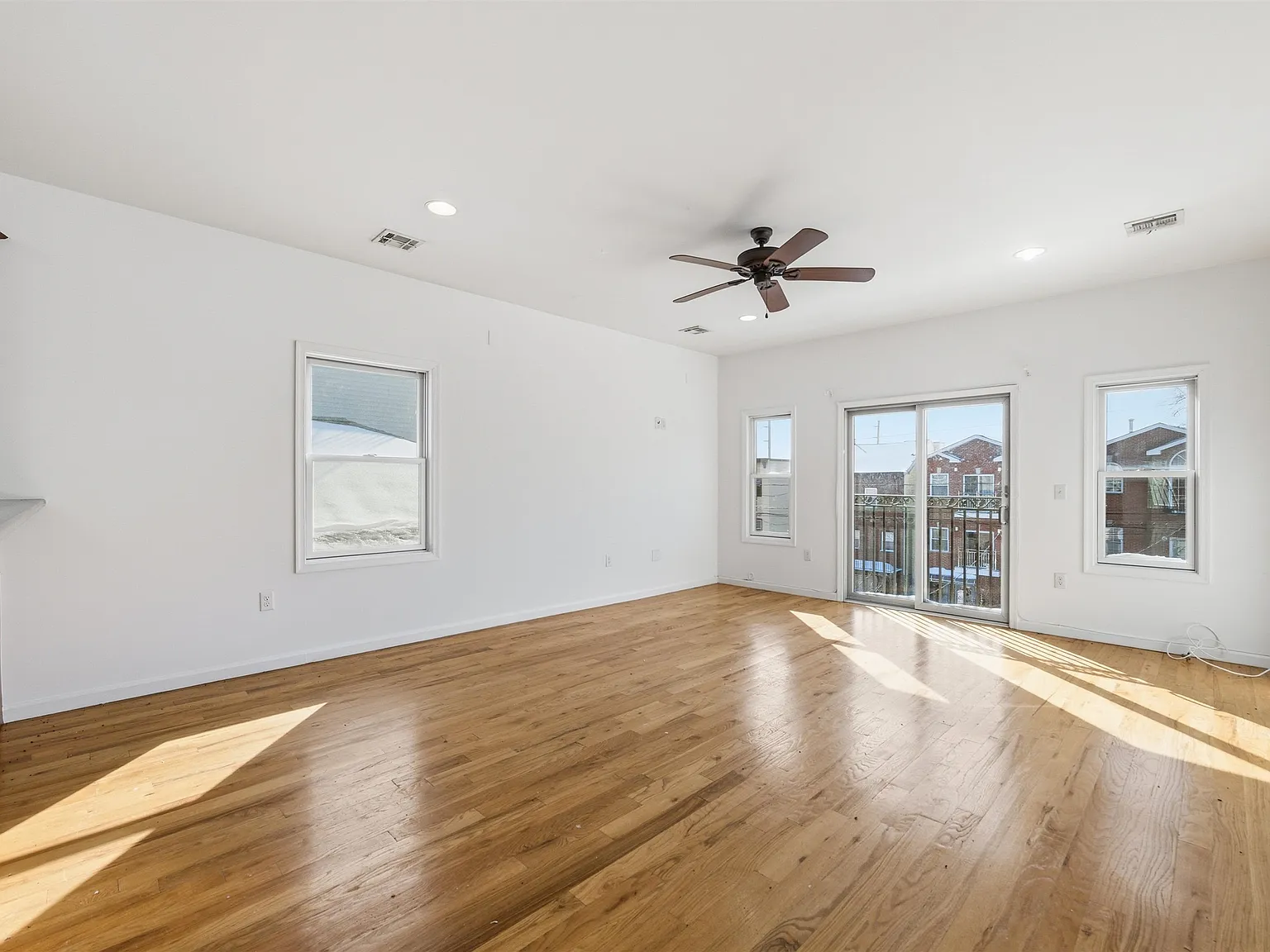 4 bed, 3.0 bath, 2000 sqft, $6,750 — Photo 2