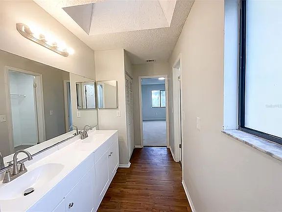 5th image of 143 Coralwood Cir