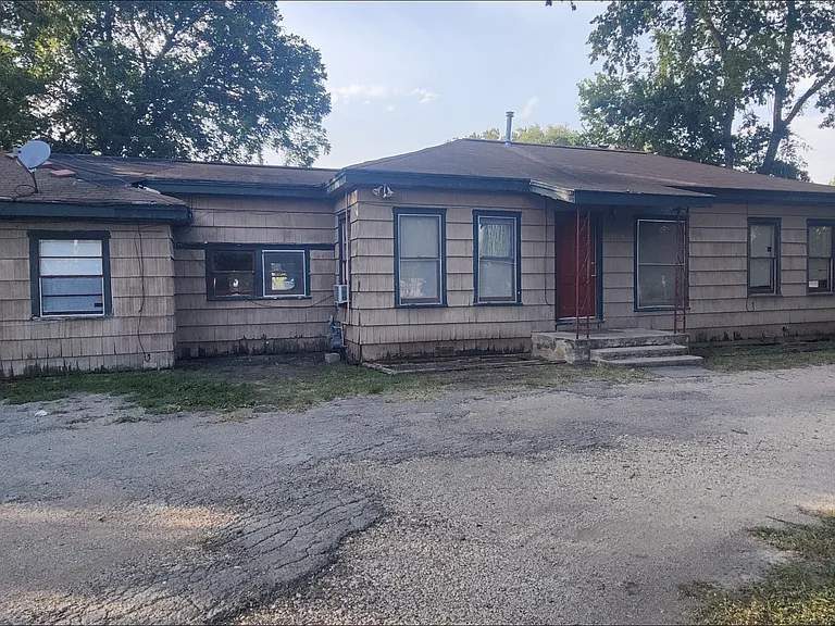 1113 W San Antonio St — Photo 1