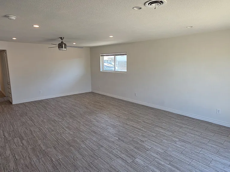 1201 E Barcelona Ave — Photo 15
