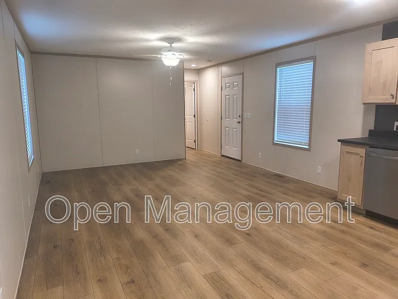 7534 W US Highway 60 — Photo 4