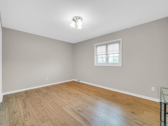 5th image of 2542 Naples Dr