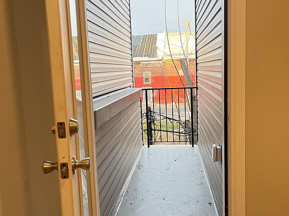 3rd image of 2220 N Franklin St #2