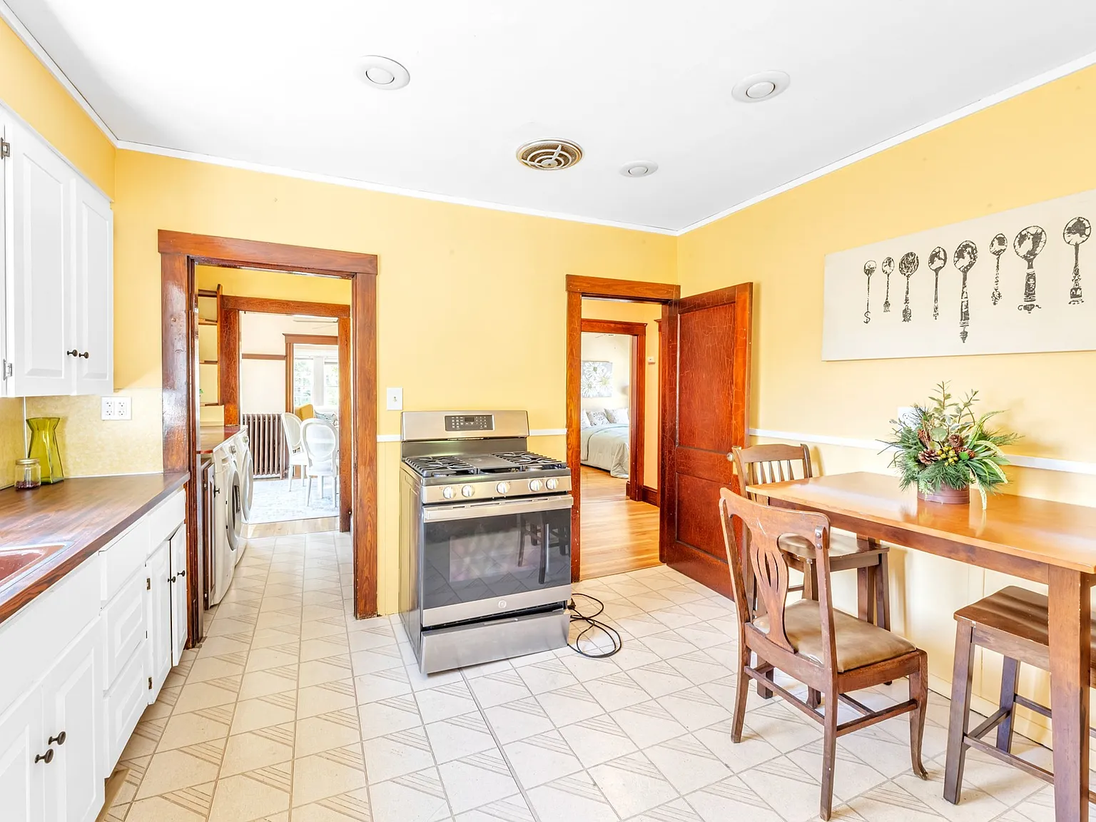 3 bed, 2.0 bath, 2298 sqft, $3,600 — Photo 3