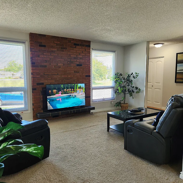 19 Newcombe Cres — Photo 1