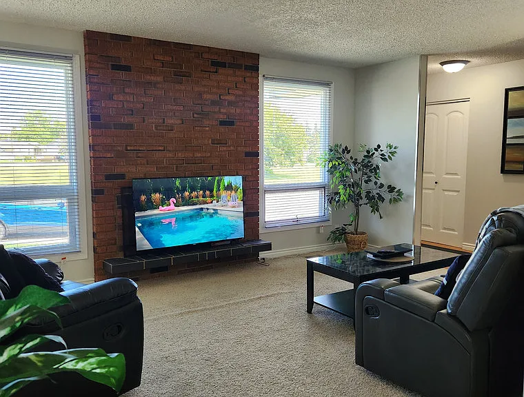 19 Newcombe Cres #M — Photo 1
