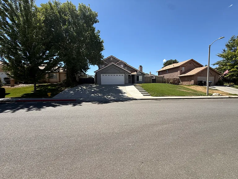 907 Elm St — Photo 1