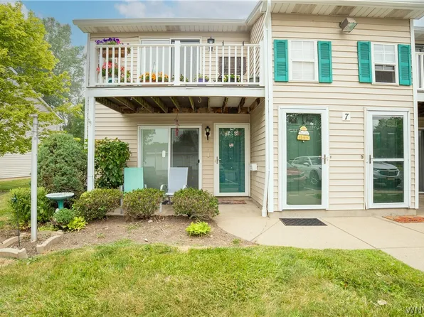 7 E Sunmist Sq, Amherst, NY 14228