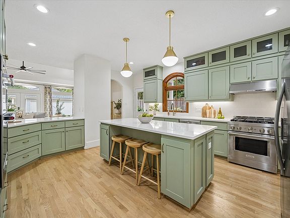 4th image of 721 W 41st St