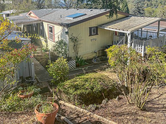 4th image of 44 NE Mary Ann Ln