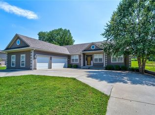 12821 NW 79th St, Parkville, MO 64152