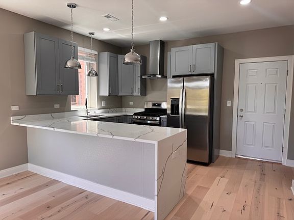 5th image of 7430 N Hermitage Ave #2W