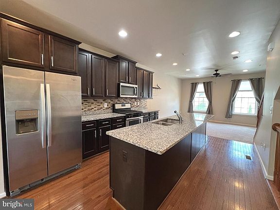 3rd image of 8141 Hollow Ct