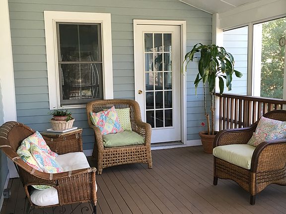 screened porch off kitchen