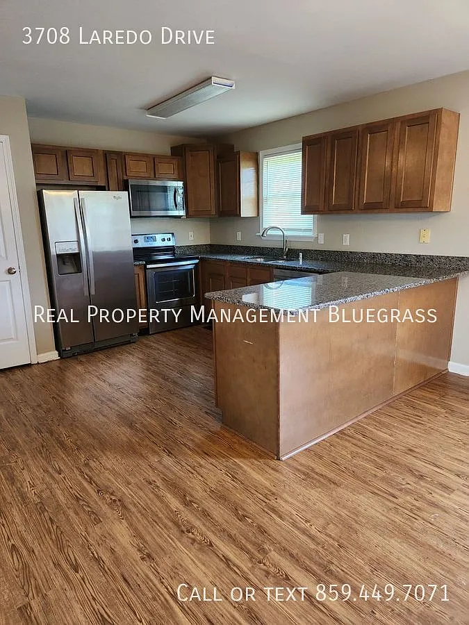 Spacious 3 bedroom 2.5 Bath Townhouse with Tons of Storage — Photo 2